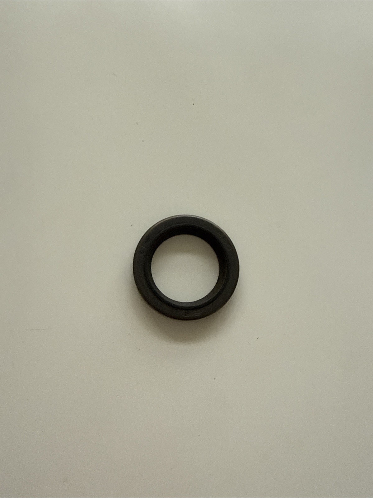 BRIGGS & STRATTON ENGINE CRANKSHAFT SEAL. 391485 NEW OEM PART L-94 20498 product image